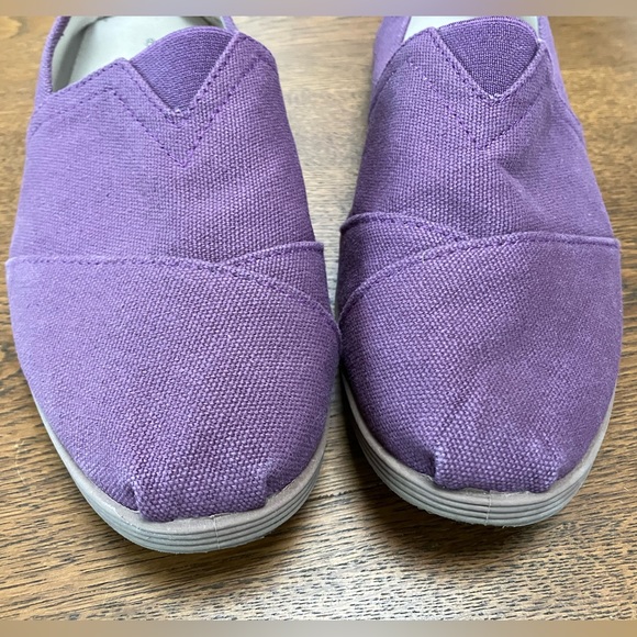 Plum slipon casual flats. ( look alikes). Size 8 SERRA. Pullon tab in back. - Picture 3 of 4